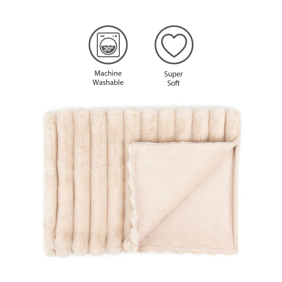 Scruffs Aspen dog blanket showing key product features and design